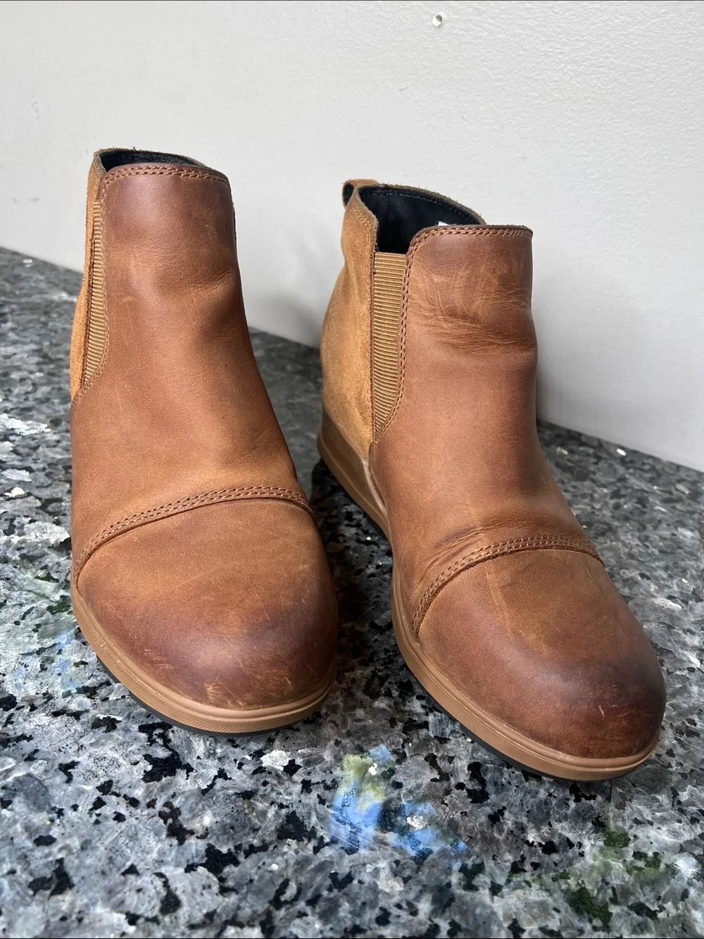 Sorel Evie II Sz 8 Low Wedge Chelsea Ankle Boots Elastic Insets Rubber Soles